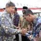 Wali Kota Batam, Amsakar Achmad bersama Wakil Wali Kota Batam, Li Claudia Chandra menyambut langsung tokoh nasional Hashim S. Djojohadikusumo di VIP Bandara Hang Nadim, Kamis (10/7/2025). Hashim hadir dalam kapasitasnya sebagai Komisaris Utama PT Solder Tin Andalan Indonesia (STANIA). Foto: INIKEPRI.COM