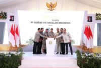 Wali Kota Batam sekaligus Kepala Badan Pengusahaan (BP) Batam, Amsakar Achmad, bersama Wakil Wali Kota Batam sekaligus Wakil Kepala BP Batam, Li Claudia Chandra, menghadiri peresmian pabrik PT Solder Tin Andalan Indonesia (PT STANIA) di Kawasan Industrial Tunas Prima, Nongsa, Kamis (10/7/2025). Foto: INIKEPRI.COM