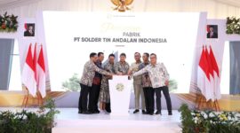 Wali Kota Batam sekaligus Kepala Badan Pengusahaan (BP) Batam, Amsakar Achmad, bersama Wakil Wali Kota Batam sekaligus Wakil Kepala BP Batam, Li Claudia Chandra, menghadiri peresmian pabrik PT Solder Tin Andalan Indonesia (PT STANIA) di Kawasan Industrial Tunas Prima, Nongsa, Kamis (10/7/2025). Foto: INIKEPRI.COM