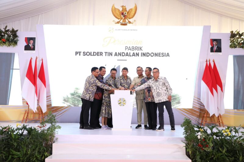 Wali Kota Batam sekaligus Kepala Badan Pengusahaan (BP) Batam, Amsakar Achmad, bersama Wakil Wali Kota Batam sekaligus Wakil Kepala BP Batam, Li Claudia Chandra, menghadiri peresmian pabrik PT Solder Tin Andalan Indonesia (PT STANIA) di Kawasan Industrial Tunas Prima, Nongsa, Kamis (10/7/2025). Foto: INIKEPRI.COM