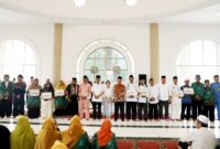 Wali Kota Batam Amsakar Achmad bersama Wakil Wali Kota Li Claudia Chandra bersilaturahmi dengan Ikatan Persaudaraan Imam Masjid (IPIM), Persatuan Mubaligh Batam (PMB), dan Badan Musyawarah Guru Quran (BMGQ) di Masjid Baitul Makmur, Sungai Jodoh, Batu Ampar, Jumat (11/7/2025). Foto: INIKEPRI.COM