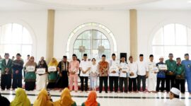 Wali Kota Batam Amsakar Achmad bersama Wakil Wali Kota Li Claudia Chandra bersilaturahmi dengan Ikatan Persaudaraan Imam Masjid (IPIM), Persatuan Mubaligh Batam (PMB), dan Badan Musyawarah Guru Quran (BMGQ) di Masjid Baitul Makmur, Sungai Jodoh, Batu Ampar, Jumat (11/7/2025). Foto: INIKEPRI.COM