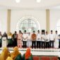 Wali Kota Batam Amsakar Achmad bersama Wakil Wali Kota Li Claudia Chandra bersilaturahmi dengan Ikatan Persaudaraan Imam Masjid (IPIM), Persatuan Mubaligh Batam (PMB), dan Badan Musyawarah Guru Quran (BMGQ) di Masjid Baitul Makmur, Sungai Jodoh, Batu Ampar, Jumat (11/7/2025). Foto: INIKEPRI.COM