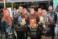 Ketua Dewan Kerajinan Nasional Daerah (Dekranasda) Kota Batam, Hj. Erlita Amsakar, meninjau langsung sejumlah stand bazar UMKM dari berbagai daerah di Indonesia dalam rangkaian peringatan Hari Ulang Tahun (HUT) ke-45 Dewan Kerajinan Nasional (Dekranas) yang digelar di Kota Balikpapan, Kalimantan Timur. Foto: INIKEPRI.COM/Media Center Batam 