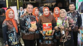 Ketua Dewan Kerajinan Nasional Daerah (Dekranasda) Kota Batam, Hj. Erlita Amsakar, meninjau langsung sejumlah stand bazar UMKM dari berbagai daerah di Indonesia dalam rangkaian peringatan Hari Ulang Tahun (HUT) ke-45 Dewan Kerajinan Nasional (Dekranas) yang digelar di Kota Balikpapan, Kalimantan Timur. Foto: INIKEPRI.COM/Media Center Batam 