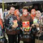 Ketua Dewan Kerajinan Nasional Daerah (Dekranasda) Kota Batam, Hj. Erlita Amsakar, meninjau langsung sejumlah stand bazar UMKM dari berbagai daerah di Indonesia dalam rangkaian peringatan Hari Ulang Tahun (HUT) ke-45 Dewan Kerajinan Nasional (Dekranas) yang digelar di Kota Balikpapan, Kalimantan Timur. Foto: INIKEPRI.COM/Media Center Batam 