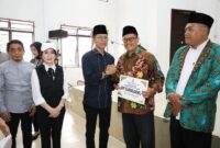 Wali Kota Batam, Amsakar Achmad, bersama Wakil Wali Kota Batam, Li Claudia Chandra, menghadiri kegiatan silaturahmi bersama Ketua RW, RT, LPM, serta tokoh masyarakat se-Kecamatan Belakang Padang di Gedung Nasional Serbaguna, Sabtu (12/7/2025). Foto; INIKEPRI.COM