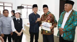 Wali Kota Batam, Amsakar Achmad, bersama Wakil Wali Kota Batam, Li Claudia Chandra, menghadiri kegiatan silaturahmi bersama Ketua RW, RT, LPM, serta tokoh masyarakat se-Kecamatan Belakang Padang di Gedung Nasional Serbaguna, Sabtu (12/7/2025). Foto; INIKEPRI.COM