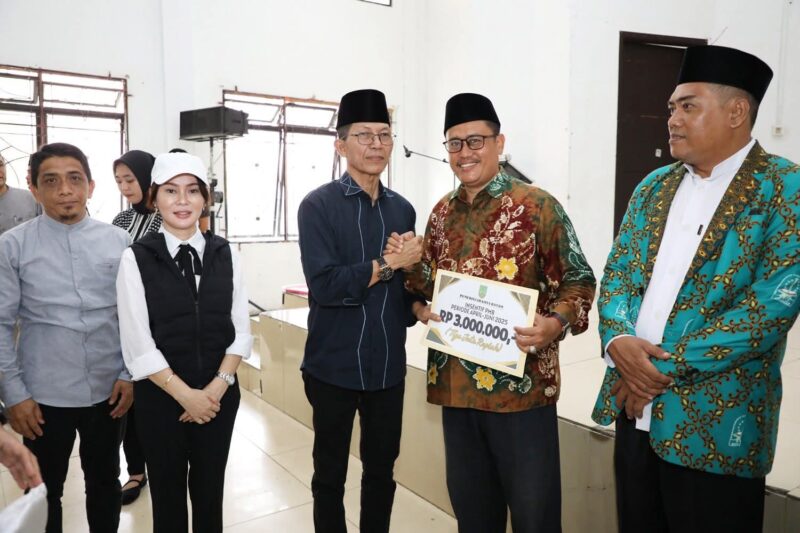 Wali Kota Batam, Amsakar Achmad, bersama Wakil Wali Kota Batam, Li Claudia Chandra, menghadiri kegiatan silaturahmi bersama Ketua RW, RT, LPM, serta tokoh masyarakat se-Kecamatan Belakang Padang di Gedung Nasional Serbaguna, Sabtu (12/7/2025). Foto; INIKEPRI.COM