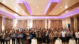 Wali Kota Batam Amsakar Achmad bersama Wakil Wali Kota Li Claudia Chandra menyapa langsung warga hinterland melalui agenda silaturahmi dengan Ketua RT, RW, dan LPM se-Kecamatan Galang dan Bulang. Kegiatan ini digelar di Aula Kepri Seafood Restaurant, Jembatan 3 Setokok, Sabtu (12/7/2025). Foto: INIKEPRI.COM