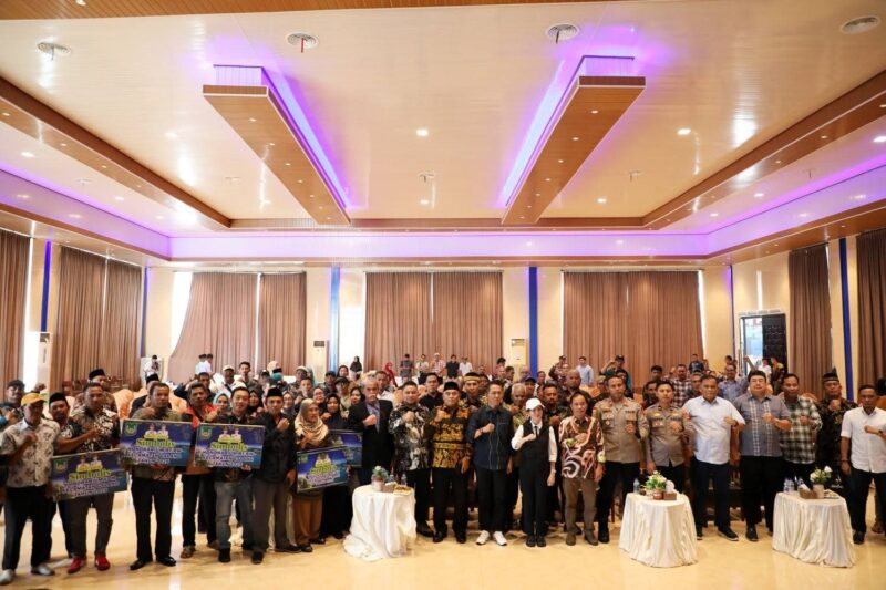 Wali Kota Batam Amsakar Achmad bersama Wakil Wali Kota Li Claudia Chandra menyapa langsung warga hinterland melalui agenda silaturahmi dengan Ketua RT, RW, dan LPM se-Kecamatan Galang dan Bulang. Kegiatan ini digelar di Aula Kepri Seafood Restaurant, Jembatan 3 Setokok, Sabtu (12/7/2025). Foto: INIKEPRI.COM