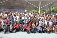 Wali Kota Batam Amsakar Achmad berfoto bersama seusai menjadi inspektur upacara dalam peringatan Hari Koperasi Nasional ke-78 Tingkat Batam di Dataran Engku Putri, Senin (14/7). Foto: INIKEPRI.COM