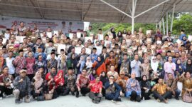 Wali Kota Batam Amsakar Achmad berfoto bersama seusai menjadi inspektur upacara dalam peringatan Hari Koperasi Nasional ke-78 Tingkat Batam di Dataran Engku Putri, Senin (14/7). Foto: INIKEPRI.COM