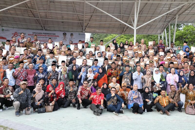 Wali Kota Batam Amsakar Achmad berfoto bersama seusai menjadi inspektur upacara dalam peringatan Hari Koperasi Nasional ke-78 Tingkat Batam di Dataran Engku Putri, Senin (14/7). Foto: INIKEPRI.COM