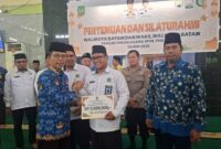 Amsakar saat menyerahkan insentif kepada anggota Ikatan Persaudaraan Imam Masjid (IPIM), Persatuan Mubaligh Batam (PMB), dan Badan Musyawarah Guru Al-Qur’an (BMGQ) di Masjid Baitul Rahman, Sekupang, Senin (14/7/2025). Foto: INIKEPRI.COM/Media Center Batam
