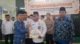 Amsakar saat menyerahkan insentif kepada anggota Ikatan Persaudaraan Imam Masjid (IPIM), Persatuan Mubaligh Batam (PMB), dan Badan Musyawarah Guru Al-Qur’an (BMGQ) di Masjid Baitul Rahman, Sekupang, Senin (14/7/2025). Foto: INIKEPRI.COM/Media Center Batam
