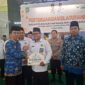 Amsakar saat menyerahkan insentif kepada anggota Ikatan Persaudaraan Imam Masjid (IPIM), Persatuan Mubaligh Batam (PMB), dan Badan Musyawarah Guru Al-Qur’an (BMGQ) di Masjid Baitul Rahman, Sekupang, Senin (14/7/2025). Foto: INIKEPRI.COM/Media Center Batam

