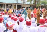 Ketua Tim Penggerak Pemberdayaan dan Kesejahteraan Keluarga (TP-PKK) Kota Batam, Hj. Erlita Amsakar, memberikan motivasi dan semangat kepada para siswa dan siswi baru dalam kegiatan Masa Pengenalan Lingkungan Sekolah (MPLS) di SDN 002 Batuaji, Senin 14 Juli 2025. Foto: INIKEPRI.COM/Media Center Batam 