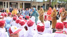 Ketua Tim Penggerak Pemberdayaan dan Kesejahteraan Keluarga (TP-PKK) Kota Batam, Hj. Erlita Amsakar, memberikan motivasi dan semangat kepada para siswa dan siswi baru dalam kegiatan Masa Pengenalan Lingkungan Sekolah (MPLS) di SDN 002 Batuaji, Senin 14 Juli 2025. Foto: INIKEPRI.COM/Media Center Batam 