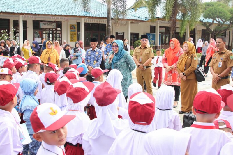 Ketua Tim Penggerak Pemberdayaan dan Kesejahteraan Keluarga (TP-PKK) Kota Batam, Hj. Erlita Amsakar, memberikan motivasi dan semangat kepada para siswa dan siswi baru dalam kegiatan Masa Pengenalan Lingkungan Sekolah (MPLS) di SDN 002 Batuaji, Senin 14 Juli 2025. Foto: INIKEPRI.COM/Media Center Batam 