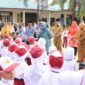 Ketua Tim Penggerak Pemberdayaan dan Kesejahteraan Keluarga (TP-PKK) Kota Batam, Hj. Erlita Amsakar, memberikan motivasi dan semangat kepada para siswa dan siswi baru dalam kegiatan Masa Pengenalan Lingkungan Sekolah (MPLS) di SDN 002 Batuaji, Senin 14 Juli 2025. Foto: INIKEPRI.COM/Media Center Batam 