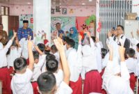 Ketua Tim Penggerak Pemberdayaan dan Kesejahteraan Keluarga (TP-PKK) Kota Batam, Hj. Erlita Amsakar, menghadiri kegiatan Sosialisasi B2SA Goes To School yang digelar di SDN 002 Batuaji, Senin (14/7/2025). Foto: INIKEPRI.COM/Media Center Batam 