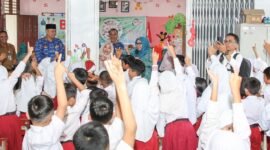 Ketua Tim Penggerak Pemberdayaan dan Kesejahteraan Keluarga (TP-PKK) Kota Batam, Hj. Erlita Amsakar, menghadiri kegiatan Sosialisasi B2SA Goes To School yang digelar di SDN 002 Batuaji, Senin (14/7/2025). Foto: INIKEPRI.COM/Media Center Batam 