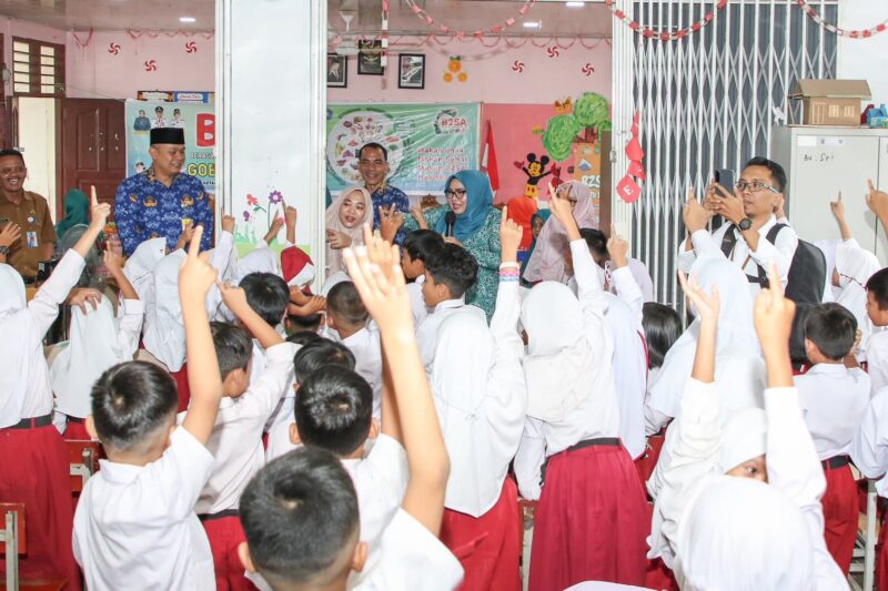 Ketua Tim Penggerak Pemberdayaan dan Kesejahteraan Keluarga (TP-PKK) Kota Batam, Hj. Erlita Amsakar, menghadiri kegiatan Sosialisasi B2SA Goes To School yang digelar di SDN 002 Batuaji, Senin (14/7/2025). Foto: INIKEPRI.COM/Media Center Batam 