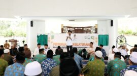Amsakar dalam silaturahmi sekaligus penandatanganan amprah insentif Kecamatan Batam Kota, Nongsa, dan Sei Beduk di Masjid Tunwirun Naja (Tanjak), Bandara Hang Nadim, Selasa (15/7/2025). Foto: INIKEPRI.COM/Media Center Batam 