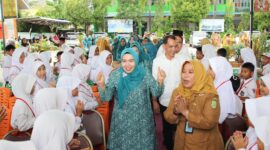 Ketua Tim Penggerak Pemberdayaan dan Kesejahteraan Keluarga (TP-PKK) Kota Batam, Hj. Erlita Amsakar, kembali menyapa siswa-siswi sekolah dasar dalam rangkaian Sosialisasi B2SA Goes To School. Kali ini, kegiatan digelar di SDN 003 Batuaji, Senin (14/7/2025). Foto: INIKEPRI.COM/Media Center Batam 