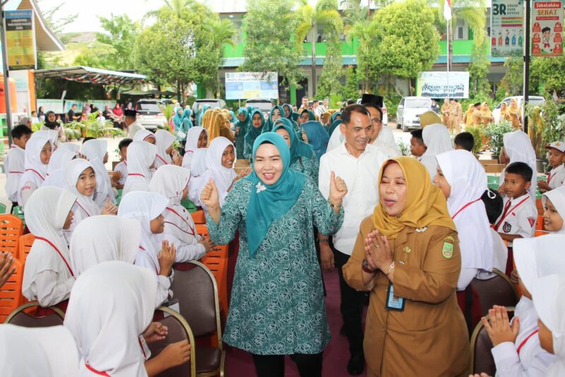 Ketua Tim Penggerak Pemberdayaan dan Kesejahteraan Keluarga (TP-PKK) Kota Batam, Hj. Erlita Amsakar, kembali menyapa siswa-siswi sekolah dasar dalam rangkaian Sosialisasi B2SA Goes To School. Kali ini, kegiatan digelar di SDN 003 Batuaji, Senin (14/7/2025). Foto: INIKEPRI.COM/Media Center Batam 