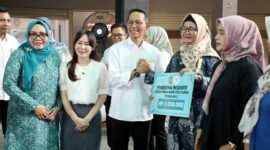 Wali Kota Batam Amsakar Achmad, Wakil Wali Kota Li Claudia Chandra, dan Ketua TP PKK  sekaligus Pembina Posyandu Kota Batam, Hj. Erlita Sari Amsakar menyerahkan insentif secara simbolis kepada 703 kader dari Kecamatan Sekupang dan Lubukbaja. Acara berlangsung di Atrium Nagoya City Walk, Rabu (15/7/2025). Foto: INIKEPRI.COM