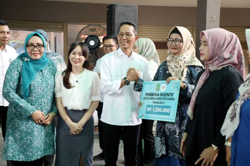 Wali Kota Batam Amsakar Achmad, Wakil Wali Kota Li Claudia Chandra, dan Ketua TP PKK  sekaligus Pembina Posyandu Kota Batam, Hj. Erlita Sari Amsakar menyerahkan insentif secara simbolis kepada 703 kader dari Kecamatan Sekupang dan Lubukbaja. Acara berlangsung di Atrium Nagoya City Walk, Rabu (15/7/2025). Foto: INIKEPRI.COM