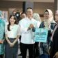 Wali Kota Batam Amsakar Achmad, Wakil Wali Kota Li Claudia Chandra, dan Ketua TP PKK  sekaligus Pembina Posyandu Kota Batam, Hj. Erlita Sari Amsakar menyerahkan insentif secara simbolis kepada 703 kader dari Kecamatan Sekupang dan Lubukbaja. Acara berlangsung di Atrium Nagoya City Walk, Rabu (15/7/2025). Foto: INIKEPRI.COM