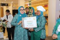 Ketua TP-PKK Kota Batam Erlita Amsakar menyerahkan hadiah kepada pemenang. Foto: INIKEPRI.COM