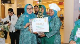 Ketua TP-PKK Kota Batam Erlita Amsakar menyerahkan hadiah kepada pemenang. Foto: INIKEPRI.COM