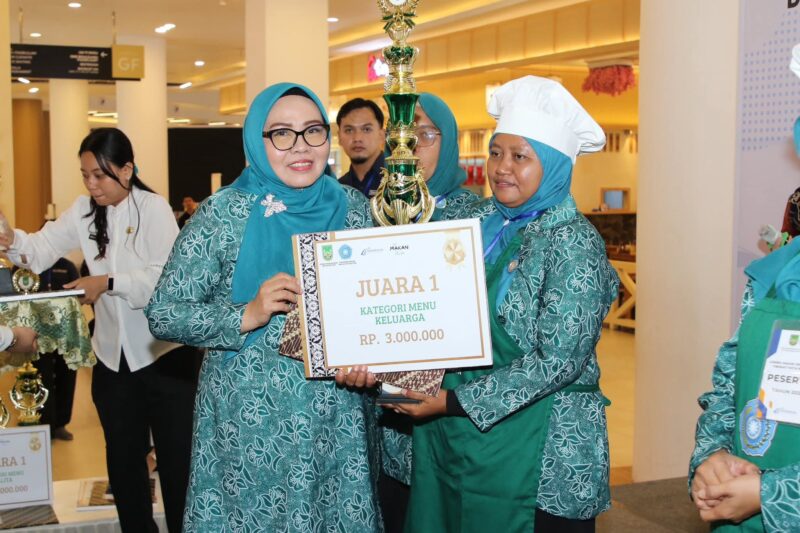 Ketua TP-PKK Kota Batam Erlita Amsakar menyerahkan hadiah kepada pemenang. Foto: INIKEPRI.COM