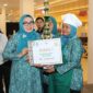 Ketua TP-PKK Kota Batam Erlita Amsakar menyerahkan hadiah kepada pemenang. Foto: INIKEPRI.COM