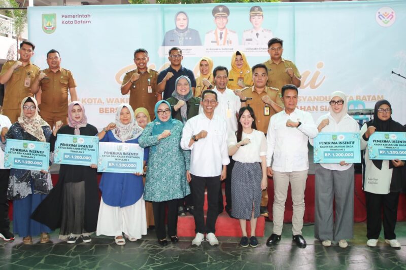 Penyerahan insentif kader posyandu dan kader kelurahan siaga kota Batam. Foto: INIKEPRI.COM