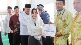 Wakil Wali Kota Batam, Li Claudia Chandra bersilaturahmi dengan 2.019 tokoh agama dari Ikatan Persaudaraan Imam Masjid (IPIM), Persatuan Mubaligh Batam (PMB), dan Badan Musyawarah Guru Al-Qur’an (BMGQ), di Masjid Sultan Mahmud Riayat Syah, Rabu (16/7/2025). Foto: INIKEPRI.COM/Media Center Batam 