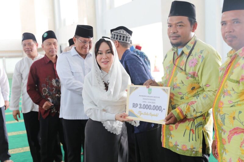 Wakil Wali Kota Batam, Li Claudia Chandra bersilaturahmi dengan 2.019 tokoh agama dari Ikatan Persaudaraan Imam Masjid (IPIM), Persatuan Mubaligh Batam (PMB), dan Badan Musyawarah Guru Al-Qur’an (BMGQ), di Masjid Sultan Mahmud Riayat Syah, Rabu (16/7/2025). Foto: INIKEPRI.COM/Media Center Batam 