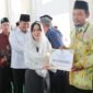 Wakil Wali Kota Batam, Li Claudia Chandra bersilaturahmi dengan 2.019 tokoh agama dari Ikatan Persaudaraan Imam Masjid (IPIM), Persatuan Mubaligh Batam (PMB), dan Badan Musyawarah Guru Al-Qur’an (BMGQ), di Masjid Sultan Mahmud Riayat Syah, Rabu (16/7/2025). Foto: INIKEPRI.COM/Media Center Batam 