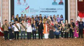 Wali Kota Batam, H. Amsakar Achmad, bersama Ketua Tim Penggerak Pemberdayaan dan Kesejahteraan Keluarga (TP-PKK) Kota Batam, Hj. Erlita Amsakar, secara resmi dikukuhkan sebagai Ayah dan Bunda GenRe (Generasi Berencana) Kota Batam. Foto: INIKEPRI.COM/Media Center Batam 