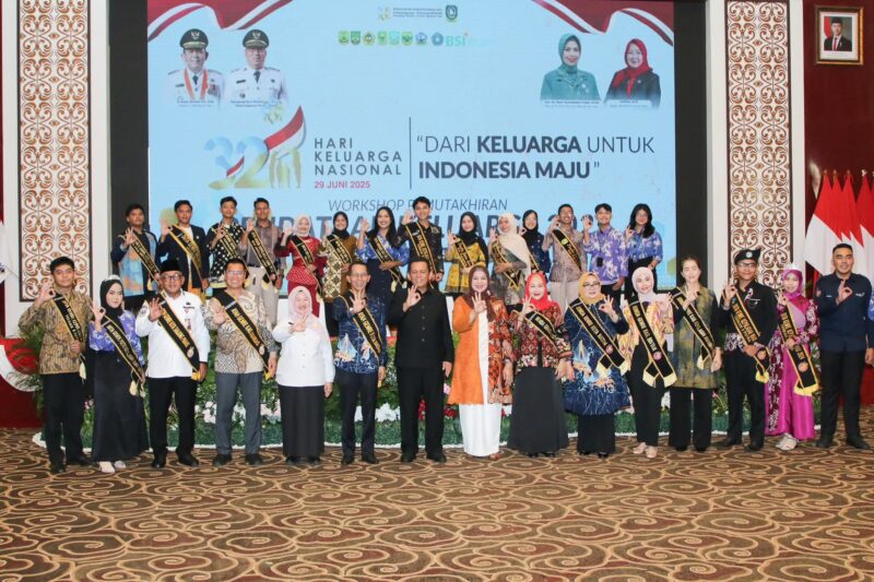 Wali Kota Batam, H. Amsakar Achmad, bersama Ketua Tim Penggerak Pemberdayaan dan Kesejahteraan Keluarga (TP-PKK) Kota Batam, Hj. Erlita Amsakar, secara resmi dikukuhkan sebagai Ayah dan Bunda GenRe (Generasi Berencana) Kota Batam. Foto: INIKEPRI.COM/Media Center Batam 