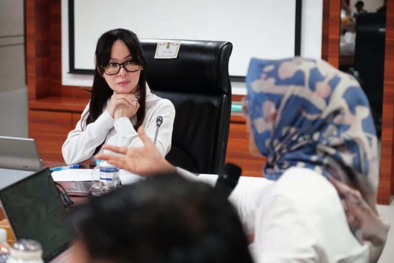 Forum Penataan Ruang Daerah (FPRD) Kota Batam menyetujui 30 Permohonan Persetujuan Kesesuaian Kegiatan Pemanfaatan Ruang (PKKPR) di Kota Batam. Persetujuan tersebut diberikan melalui rapat pertimbangan FPRD yang dipimpin Sekretaris Daerah Kota Batam, Jefridin, M.Pd. di ruang rapat Hang Nadim Kantor Walikota, Rabu (16/07/2025). Foto: INIKEPRI.COM/Media Center Batam 