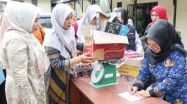 Erlita saat membuka kegiatan Sosialisasi Pilah Sampah dari Rumah dengan tema “Memanfaatkan Sampah Organik Menjadi Eco Enzyme dan Pupuk Kompos” dalam rangka Komunikasi, Informasi, dan Edukasi (KIE) pengurangan sampah, Kamis (17/7/2025). Foto: INIKEPRI.COM/Media Center Batam 