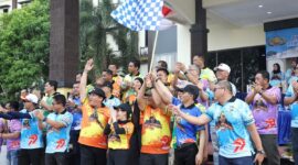 Wali Kota Batam, Amsakar Achmad, bersama Wakil Wali Kota Batam, Li Claudia Chandra menghadiri rangkaian kegiatan dalam rangka memperingati Hari Ulang Tahun (HUT) Bhayangkara ke-79 yang diselenggarakan oleh Kepolisian Daerah Kepulauan Riau (Polda Kepri), Sabtu (19/7/2025). Foto: INIKEPRI.COM/Media Center Batam 
