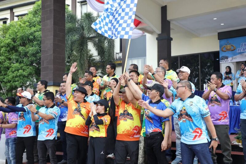 Wali Kota Batam, Amsakar Achmad, bersama Wakil Wali Kota Batam, Li Claudia Chandra menghadiri rangkaian kegiatan dalam rangka memperingati Hari Ulang Tahun (HUT) Bhayangkara ke-79 yang diselenggarakan oleh Kepolisian Daerah Kepulauan Riau (Polda Kepri), Sabtu (19/7/2025). Foto: INIKEPRI.COM/Media Center Batam 