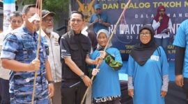 Wali Kota Batam, H. Amsakar Achmad, membuka secara resmi kegiatan Mancing Ngarong ke-5 dalam rangka Peringatan Hari Bakti TNI Angkatan Udara ke-78, di Pantai Teluk Mata Ikan, Kecamatan Nongsa, Minggu (20/7/2025). Foto: INIKEPRI.COM