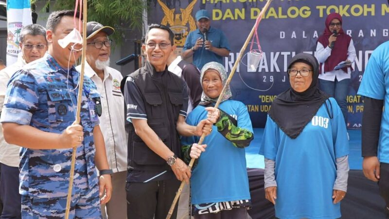 Wali Kota Batam, H. Amsakar Achmad, membuka secara resmi kegiatan Mancing Ngarong ke-5 dalam rangka Peringatan Hari Bakti TNI Angkatan Udara ke-78, di Pantai Teluk Mata Ikan, Kecamatan Nongsa, Minggu (20/7/2025). Foto: INIKEPRI.COM